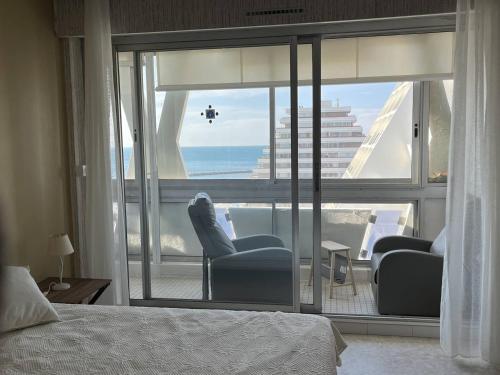 une chambre avec vue sur l'océan depuis un balcon dans l'établissement APPARTEMENT CENTRE VILLE T2 - 4 PERSONNES AVEC VUE SUR MER, GARAGE ET LOGGIA, à La Grande Motte