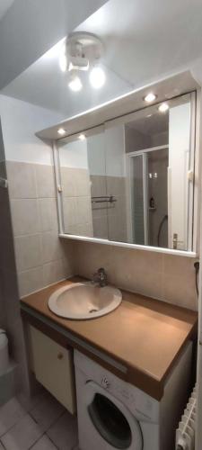 une salle de bain avec un lavabo et un miroir dans l'établissement APPARTEMENT CENTRE VILLE T2 - 4 PERSONNES AVEC VUE SUR MER, GARAGE ET LOGGIA, à La Grande Motte