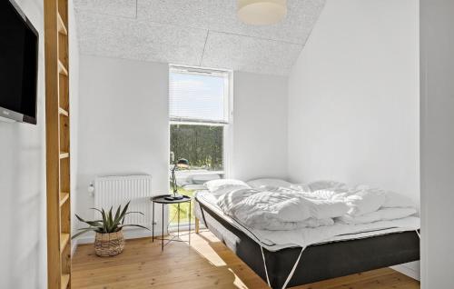 Ένα ή περισσότερα κρεβάτια σε δωμάτιο στο Stunning Home In Hadsund With Sauna