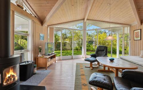 Posezení v ubytování Stunning Home In Glesborg With Sauna