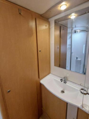 a bathroom with a sink and a mirror at Billie in Hope