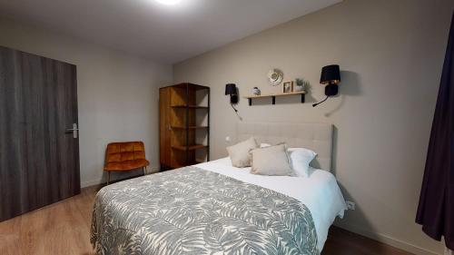 une chambre avec un grand lit et une chaise dans l'établissement Mitwit Office Coliving, à Arcachon