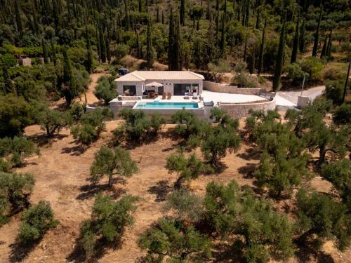 Bazén v ubytování Mani Senses Luxury Villa nebo v jeho okolí