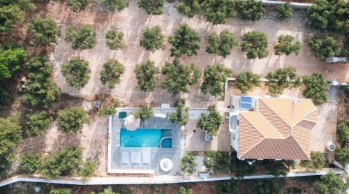 Villa Di Leon - Uniquely Designed Villa with Pool in a Picturesque Village near Famous Porto Limnionas, Offering Exceptional Hospitality By Villa Mana Gers