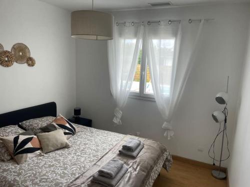 une chambre avec un lit et une fenêtre dans l'établissement LOMALI Maison familiale climatisée piscine, à Loupes