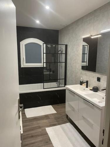 une salle de bain avec un lavabo blanc et un miroir dans l'établissement LOMALI Maison familiale climatisée piscine, à Loupes