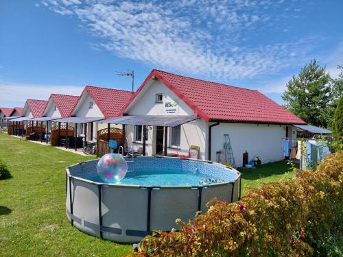 a pool with a ball in the middle of a yard at Domki letniskowe Reda in Rusinowo