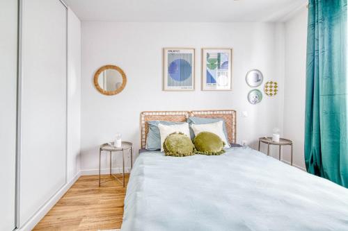 a bedroom with a bed with two stuffed animals on it at Sweet Green - T2 avec balcon à Toulouse in Castanet-Tolosan
