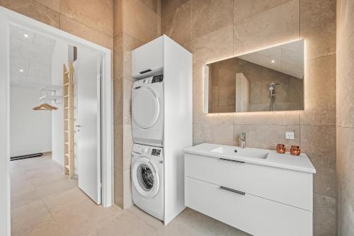 Exclusive Newly Built Pool House With Outdoor Spa - 1032 في رينكوبنج: حمام مع غسالة ومغسلة