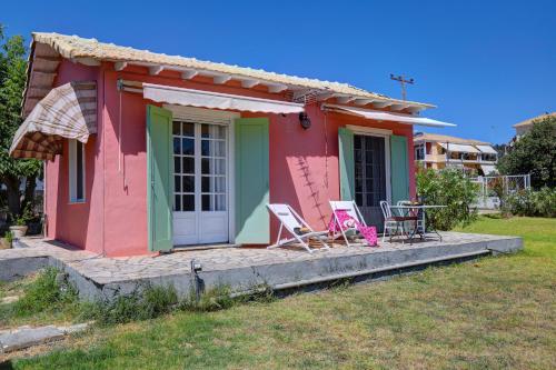 a small house with two chairs and a table at Ailanto in Lygia