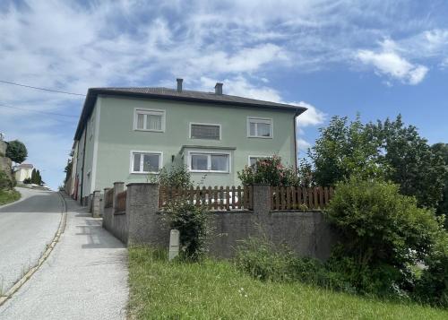 una casa verde al lado de una carretera en Das Mühlbach, en Rechnitz