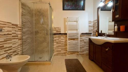 A bathroom at La Sorgente Del Subasio ASSISI