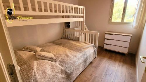 - une chambre avec des lits superposés et 2 oreillers dans l'établissement Duplex Jardin plage de Pinarello à pied, à Pinarellu