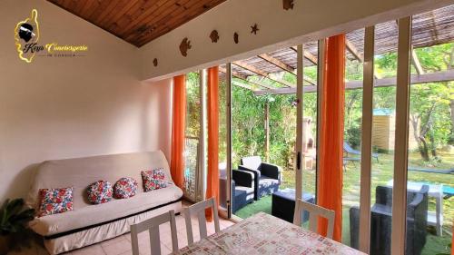 un salon avec un canapé et une table dans l'établissement Duplex Jardin plage de Pinarello à pied, à Pinarellu