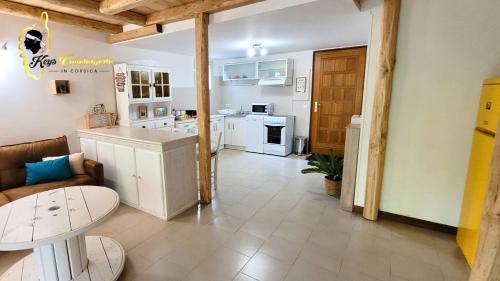 une cuisine et un salon avec un canapé et une table dans l'établissement Duplex Jardin plage de Pinarello à pied, à Pinarellu