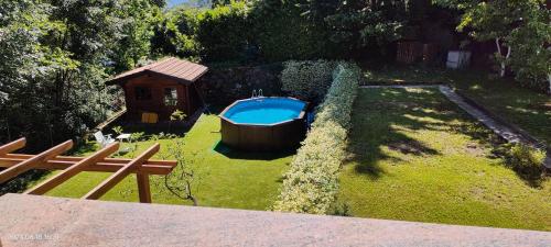 een uitzicht op een achtertuin met een hot tub bij Apartment Pergola in Veprinac