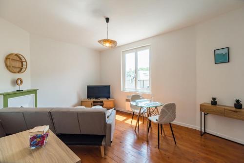 un salon avec un canapé et une table dans l'établissement appartement Le Reflet du Port du Legue plerin, à Plérin