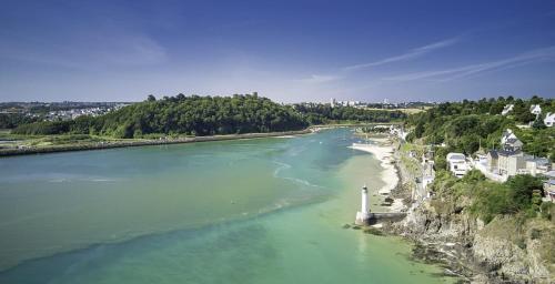 une vue aérienne d'une rivière avec des bâtiments et des arbres dans l'établissement appartement Le Reflet du Port du Legue plerin, à Plérin