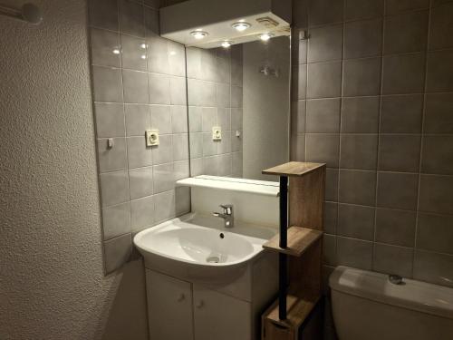 une salle de bain avec un lavabo et un miroir et des toilettes dans l'établissement Studio Lumineux 4 Pers. avec Double Exposition, Balcon, Parking et WIFI - Brides-les-Bains - FR-1-512-178, à Brides-les-Bains