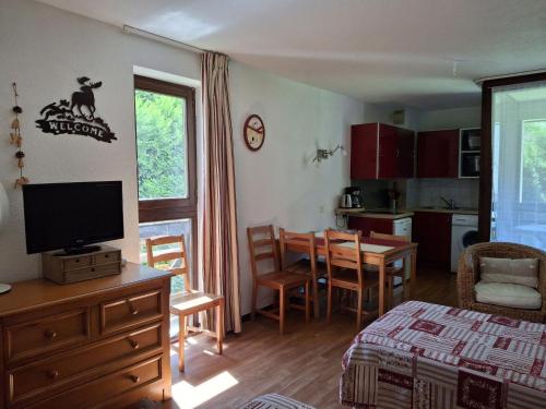 une chambre avec une cuisine et une chambre avec un lit et une table dans l'établissement Studio Lumineux 4 Pers. avec Double Exposition, Balcon, Parking et WIFI - Brides-les-Bains - FR-1-512-178, à Brides-les-Bains