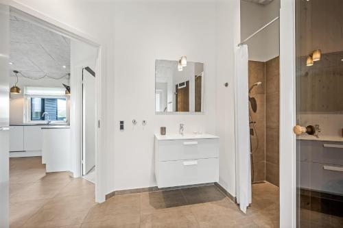 Exclusive Activity House From 2018 - 1022 في رينكوبنج: حمام أبيض مع حوض ودش