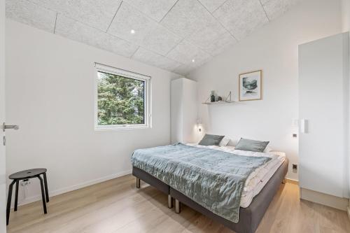 Exclusive Activity House From 2018 - 1022 في رينكوبنج: غرفة نوم بيضاء مع سرير ونافذة