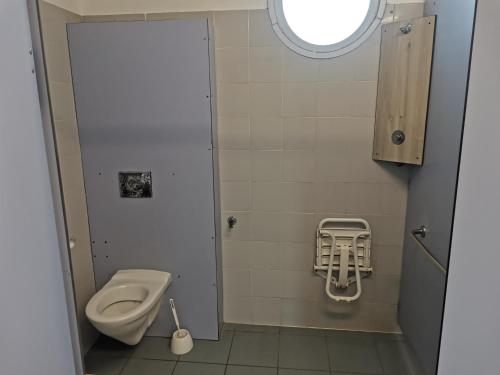 une petite salle de bain avec toilettes et lavabo dans l'établissement Petit yacht, au Barcarès