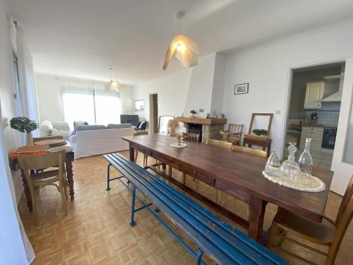 un salon avec une table en bois et un canapé dans l'établissement Maison familiale - Plage 300m, à Jullouville