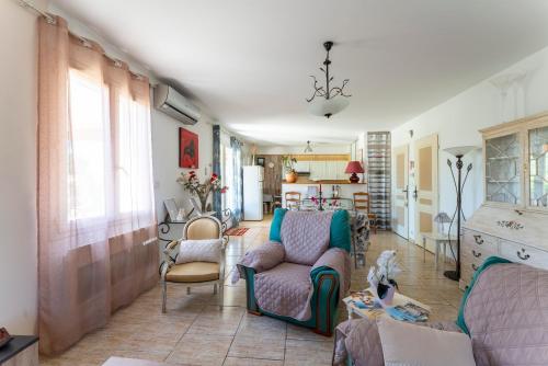 - un salon avec un canapé et des chaises dans l'établissement Maison de vacances Provence, à Tarascon