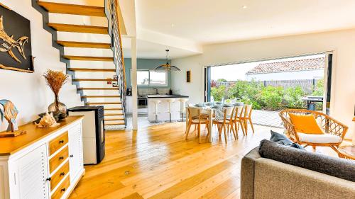 une cuisine et un salon avec une table et des chaises dans l'établissement Villa des Loups de Mer, à Talmont-Saint-Hilaire