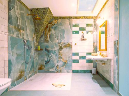 a bathroom with a shower and a sink at Hotel & Tagungszentrum Schloss Hohenfels in Hohenfels