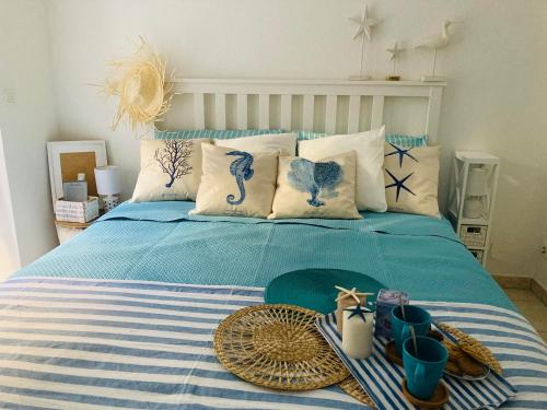 - un lit avec une couette bleue et un plateau dans l'établissement **2P Calme Climatisé, Terrasse, Centre Menton, Proche Plages et Commerces** - FR-1-196-356, à Menton