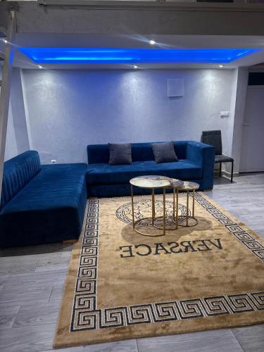 a living room with a blue couch and a table at Vita appartamento in Skhirat