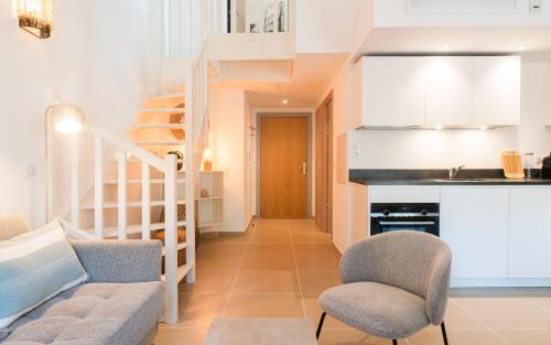 - un salon avec un escalier et deux chaises dans l'établissement Duplex Celeste, centre-ville, à Saint-Tropez