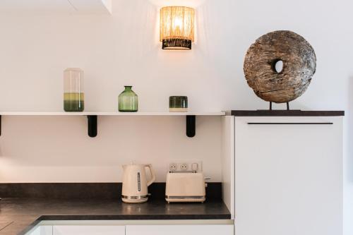 une cuisine avec des armoires blanches et un comptoir dans l'établissement Duplex Celeste, centre-ville, à Saint-Tropez