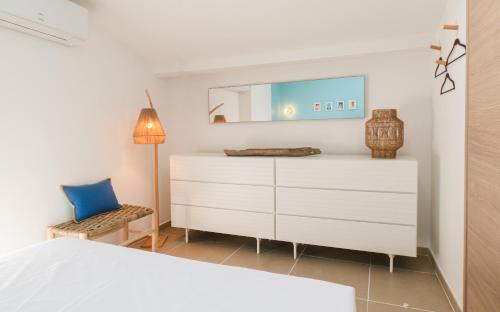 - une chambre avec une commode blanche et un miroir dans l'établissement Duplex Celeste, centre-ville, à Saint-Tropez