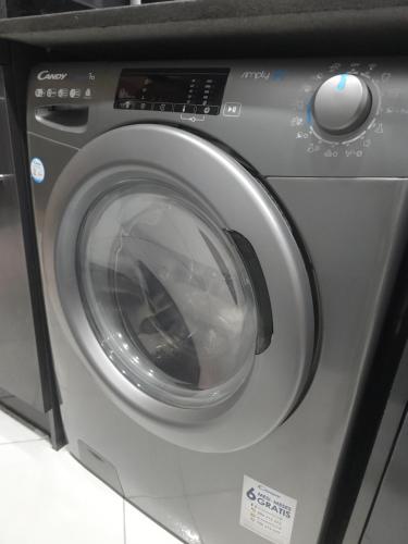 Una lavadora con puerta en una habitación. en Lala narjiss, en Agadir