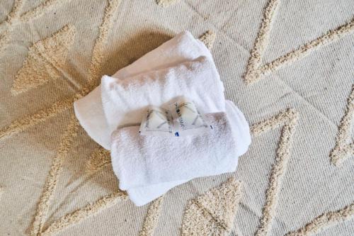 une serviette blanche avec un rond sur une table dans l'établissement NG Prestige l Lille l Tourcoing - Bouvines Balnéo, à Tourcoing