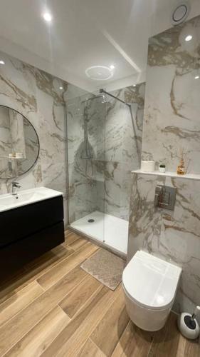 une salle de bain avec toilettes, lavabo et douche dans l'établissement face à la mer, à Cros-de-Cagnes