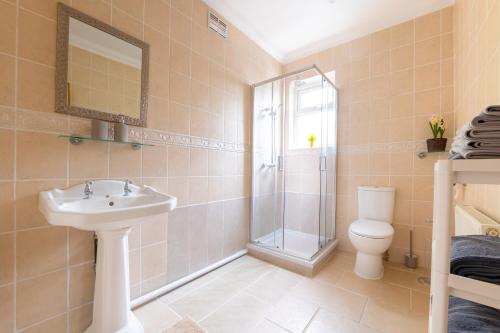 Ένα μπάνιο στο Luxury 4 Bedroom Apartment Southsea - Free Parking