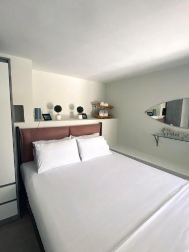 Postel nebo postele na pokoji v ubytování Moxy Paxos Apartments