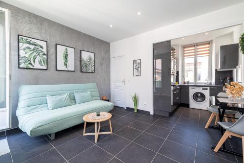 un salon avec un canapé et une table dans l'établissement Large & Quiet 1 Bdr at Nice Port, à Nice