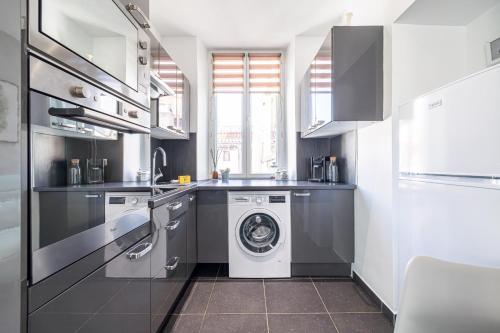 une cuisine avec un lave-linge et un lave-linge dans l'établissement Large & Quiet 1 Bdr at Nice Port, à Nice