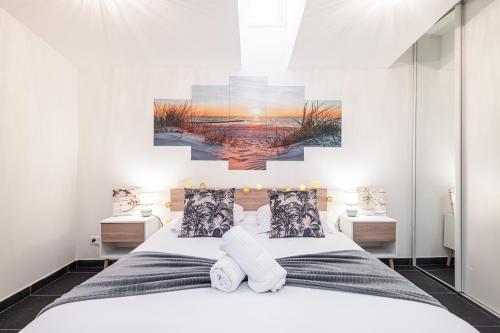 une chambre avec un lit avec un tableau sur le mur dans l'établissement Large & Quiet 1 Bdr at Nice Port, à Nice