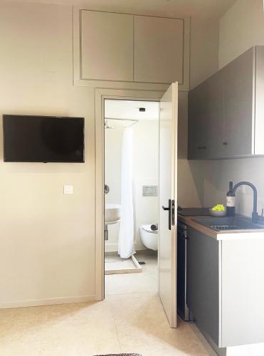 a kitchen with a door open to a bathroom at Campana 2 in Argostoli