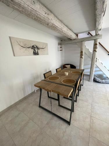 une salle à manger avec une table et des chaises en bois dans l'établissement Les Terrasses du Barreau, à Mèze