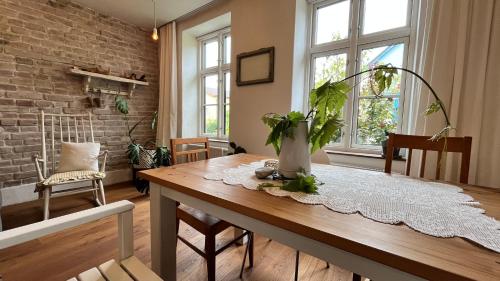 a dining room with a table and a brick wall at LandLibe in Erdberg
