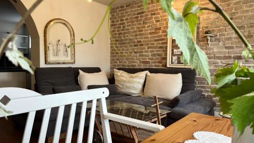 a living room with a couch and a table at LandLibe in Erdberg
