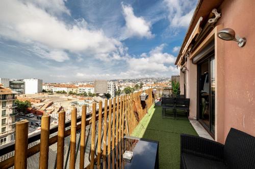 un balcon avec des chaises et une vue sur la ville dans l'établissement Open Sky Terrace Lage 1 Bdr & Parking, à Nice