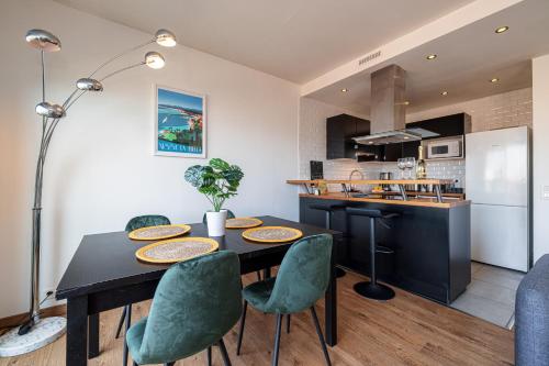 une cuisine et une salle à manger avec une table et des chaises dans l'établissement Open Sky Terrace Lage 1 Bdr & Parking, à Nice
